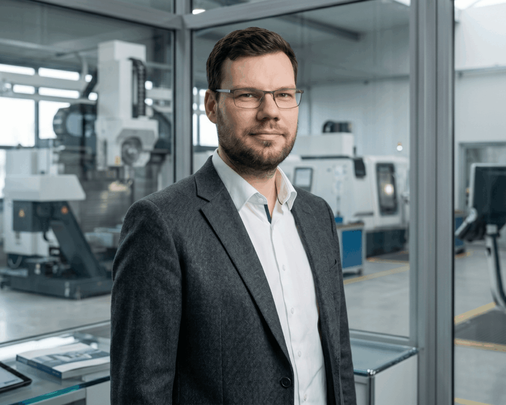 Tobias Schönleben vor Produktionsumgebung