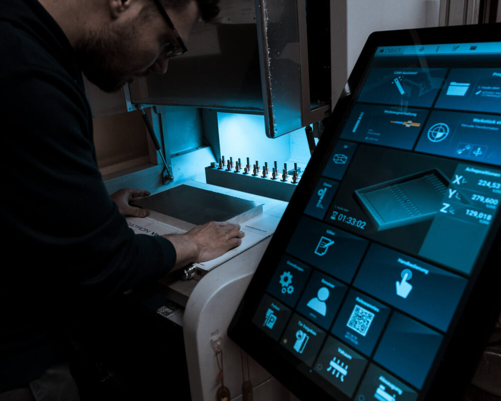 Tobias Schönleben an Produktionsmaschine